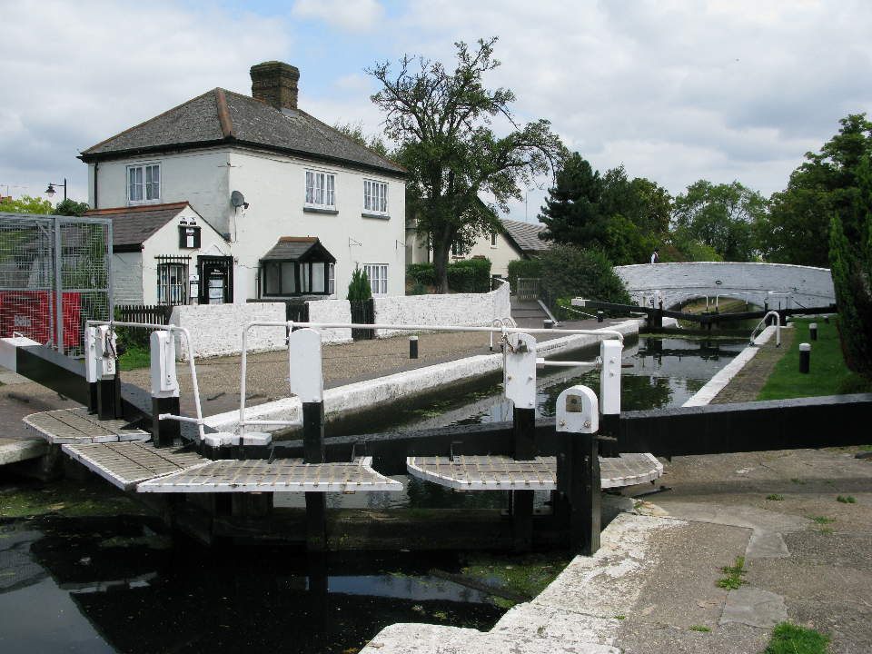 Lock gate walkway