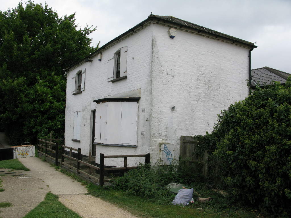 Apsly lock cottage