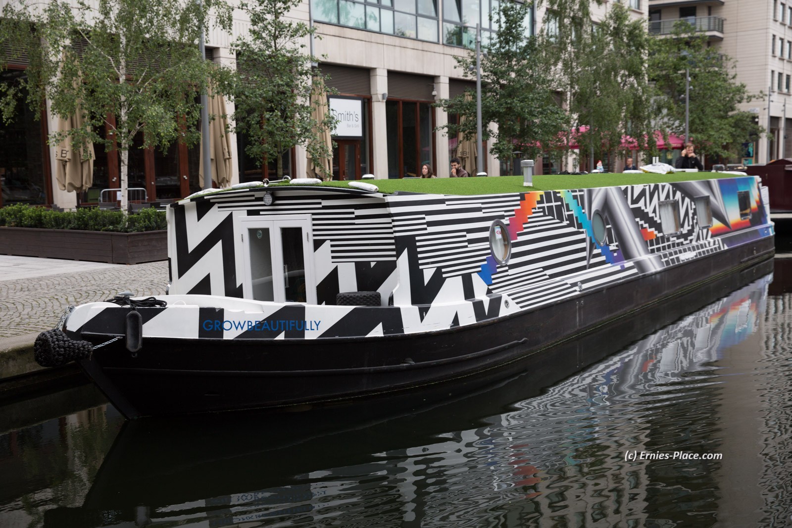 Photo Image Of: Interesting boat paint scheme