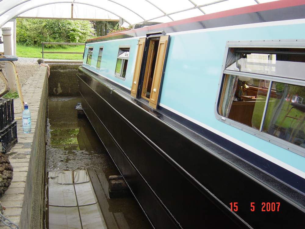 Nice shiney hull and gunwale